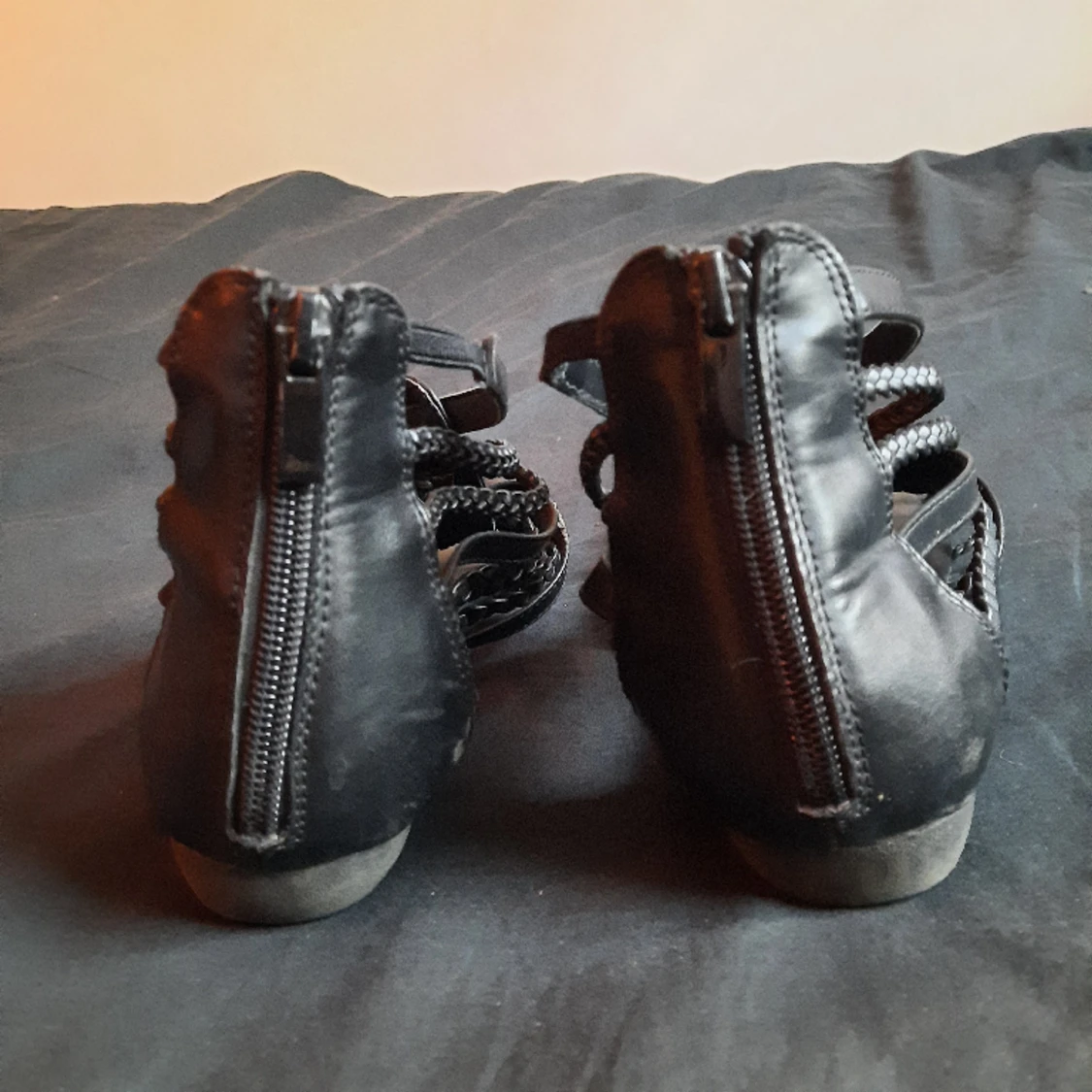 Svarta sandaler med läderremmar♡ - 91