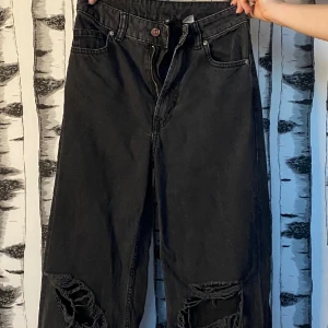 Svarta jeans - Svarta jeans från HM med hål på knäna💕 lite högre midja dock så är storleken nu för liten tyvärr☺️