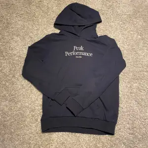 Säljer en hoodie från peak performance. En punkt är upptraslad som visas på bild 2