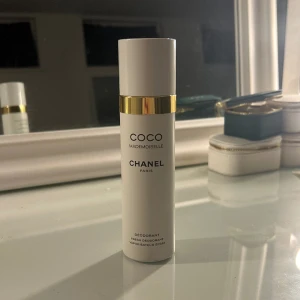 Chanel deodorant spray - Säljer denna deodorant spray från Chanel, går även att använda som en parfym/bodymist. Säljer då den inte kommer till användning. Köpt på Chanel.com för 611kr. Använd fåtal gånger, så väldigt bra skick och mycket kvar i🩷 Chanel kartongen medföljer