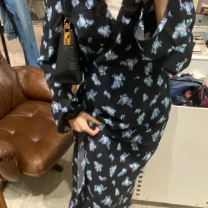 🖤💙 - Säljer denna fina klänning som är använt en gång bara. Säljer dne eftersom storleken passar inte mig