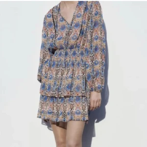 Zara klänning  - Mönstrad klänning från Zara som inte säljs längre! Har tyvär  aldrig kommit till användning så är som ny! Nypris är 400