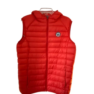 Väst från JOTT - Svinsnygg väst från JOTT. Självklart äkta. Och skicket är 9/10 endast använd ett fåtal gånger. 