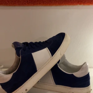 Valentino flycrew! - Säljer mina fina valentino flycrew. Eftertraktad model som inte gör längre. Strlk 41,5 men passar 42 och lite högre. 3 nitar saknas men annars ny skick på skorna! Kom privat för fler frågor!🔥⚡️