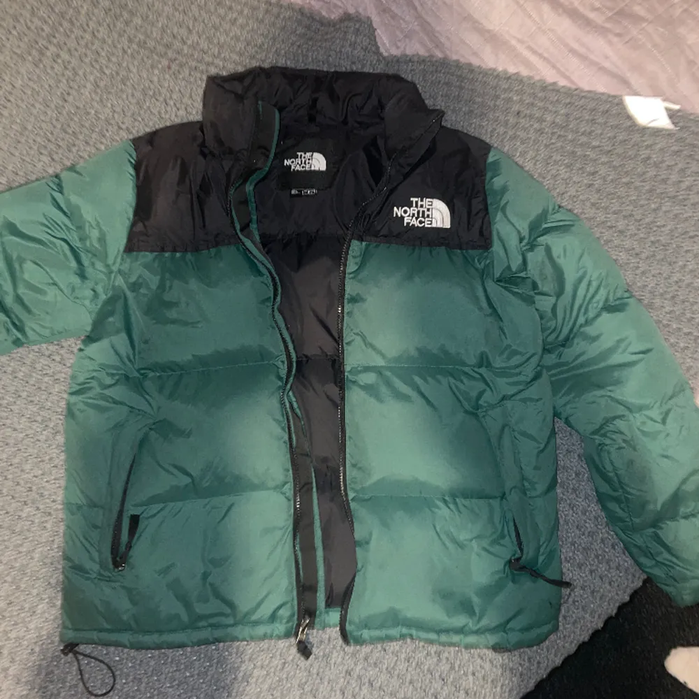 Hej säljer denna north face jacka.  Inköppris var 2800kr. Kan leta fram kvitto om det så önskas. Sparsamt använd och endast tvättat hos kem. Nått litet märke här och där men är i bra skick annars. Alla prisförslag tas 😊. Jackor.