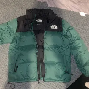 Hej säljer denna north face jacka.  Inköppris var 2800kr. Kan leta fram kvitto om det så önskas. Sparsamt använd och endast tvättat hos kem. Nått litet märke här och där men är i bra skick annars. Alla prisförslag tas 😊