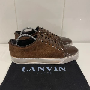 Lanvin skor  - Hej! Säljer nu dessa superfina lanvin skor. Skorna är i grymt skick 8/10. Med skorna medföljer även dustbag.
