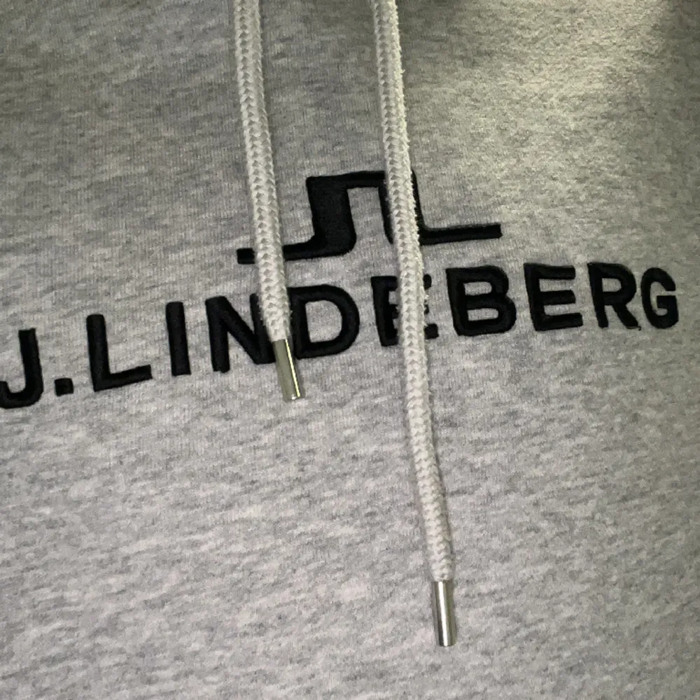 Säljer denna j.lindeberg hoodie då den är för liten. Skick 8/10, storlek S. Passar dig mellan 170-175. Hoodies.