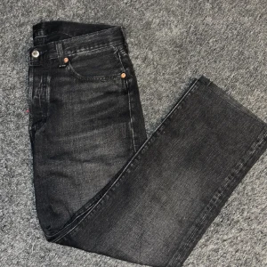Levi’s 501 - Ett unikt tillskott i kollektionen, med exlusiva detaljer och en begränsad upplaga för den som vill sticka ut i mängden! Skick 8/10 För endst 600 kr är dessa byxor dina!