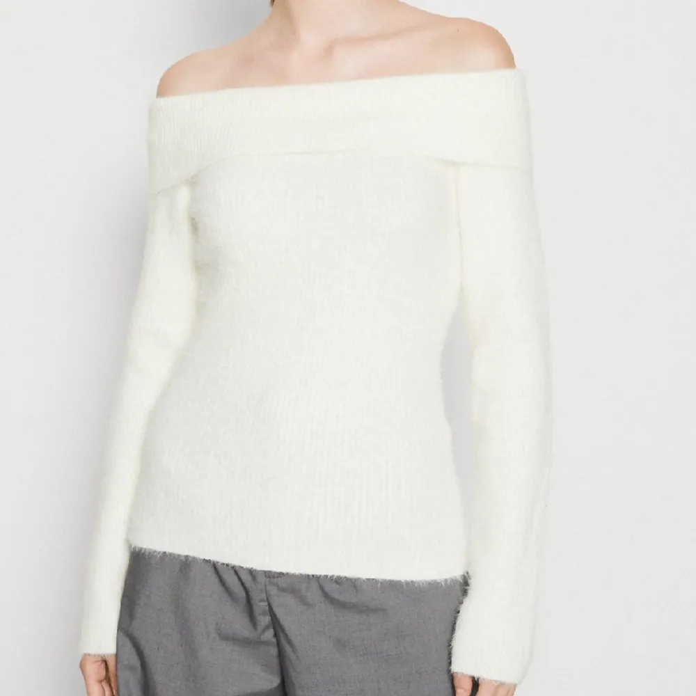 Superfin stickad offshoulder tröja. Har använt den en gång, men tycker inte riktigt den passar mig. Kan såklart skicka fler bilder:) Ny pris är 430kr. Neuletakit & Villapaidat.
