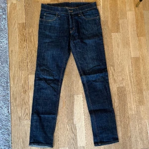 Jeans - Snygga och i bra skick! Funkar till både vardagliga och finare tillfällen.