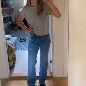 lågmidjade jeans - jätte fina jeans i fint skick! inga defekter💞skriv privat för fler bilder🥰