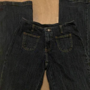 Flare jeans  - Säljer dessa jätte fina låg midjade/medje midjade flared jeans❤️ om ni undrar nåt är det bara att fråga💞lite omsydd runt knapphålet❤️