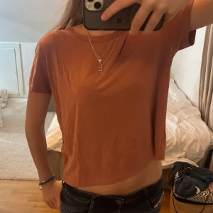 Aprikos Tshirt - Helt oanvänd T-shirt i aprikos färg. Mjukt och skönt material och tröjan är i storlek M men passar som S också.