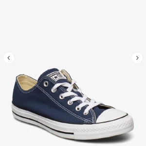 Converse  - Ett par blåa Converse jag köpte här på Plick men var tyvärr förstora  Lite smutsig sula men inget man tänker på.  Egna bilder skickas vid intresse 