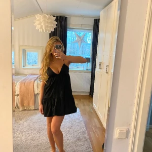 Klänning  - Svart kort klänning från Zara. Storlek S. 