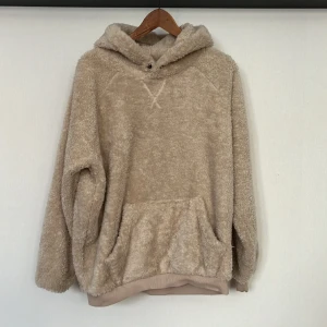 Hoodie  - Jätte mysig Hoodie från Cubus i storlek M  Snörerna är borta  Finns katt i hemmet 