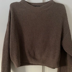 Brun stickad tröja  - Mjuk stickad tröja från Vero Moda, lite croppad, väldigt bra skick. Pris kan diskuteras.