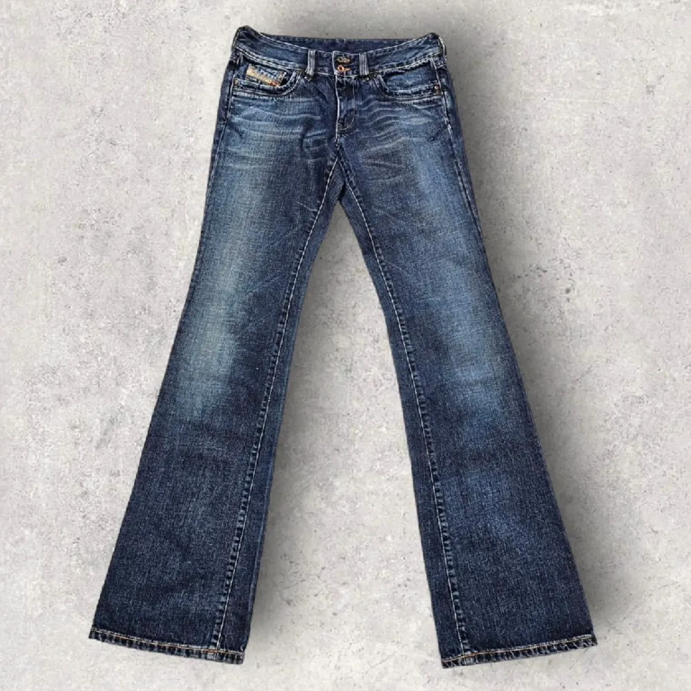 Diesel vintage 2004 made in Italy Ronhar bootcut jeans W28 L34  100% bomull, mycket god kvalitet  W28, L34 Mått  Midja: 38 cm Innerbenslängd: 90 cm Lår: 25 cm Benöppning: 22,5 cm . Jeans & Byxor.