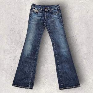 Diesel vintage 2004 made in Italy Ronhar bootcut jeans W28 L34  100% bomull, mycket god kvalitet  W28, L34 Mått  Midja: 38 cm Innerbenslängd: 90 cm Lår: 25 cm Benöppning: 22,5 cm 