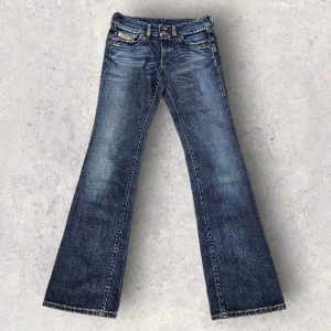 Diesel vintage 2004 made in Italy Ronhar bootcut jeans W28 L34 - Diesel vintage 2004 made in Italy Ronhar bootcut jeans W28 L34  100% bomull, mycket god kvalitet  W28, L34 Mått  Midja: 38 cm Innerbenslängd: 90 cm Lår: 25 cm Benöppning: 22,5 cm 