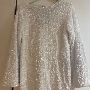 Klänning med rosett - Fin klänning med rosett bak, endast använd en gång. 