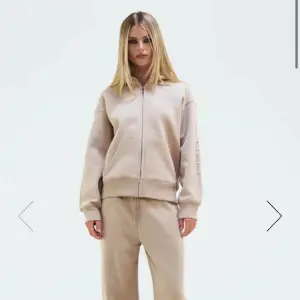 Juicy Couture set från deras nya kollektion Cozy fleece i färgen Nomad i strl S (väldigt oversized). Köpt för 2499kr.  Använd 3gngr