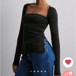 My flirty square top nelly - Säljer denna långärmade toppen från nelly!! Använd 2-3 gånger och får inte någon användning av den länge så säljer den🩷orginal priset var 349 kr🌟väldigt liknande till de från gina tricot 🫶Storlek M passar på mig som i vanliga fall har xs/s