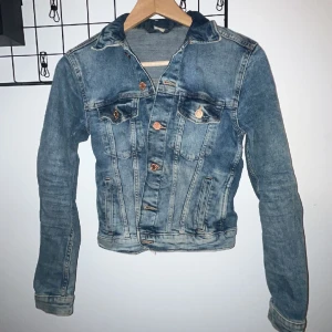 Jeansjacka  - Jeansjackan använde jag för några pr sedan och den är fortfarande väldigt fin utan några defekter. 