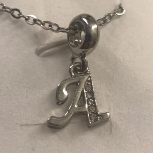 Ett halsband med en initial på🤍 - Jag gör halsband, dessa bokstavs berlocker finns från A-Z i både guld och silver🤍Skänker alla pengar sen till Cancerfonden❤️‍🩹