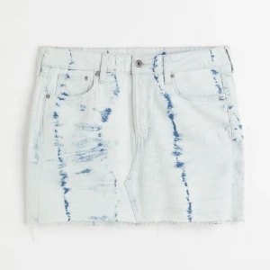 Jeanskjol - Jättesnygg jeanskjol med mönster från H&M. Helt ny men säljer för att den tyvärr inte passade.💕💕