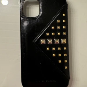 Mobilskal  - Superfint mobilskal från ideal of sweden, inga defekter och är i bra skick😍den passar till iPhone 11, säljer då jag bytt mobil!!!