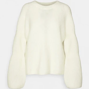 Vit stickad tröja arket - Säljer min vita stickade tröja från arket som inte änvänds mer. Den finns inte längre att köpa i butik. Köpte den förra året och den är i fint skick. Köpt för 1000. 