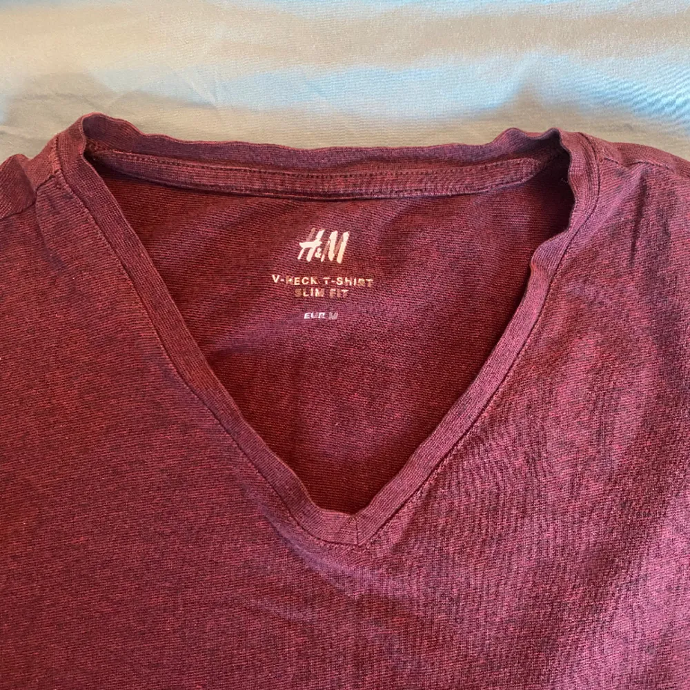 Vinröd T-shirts i Stl M. Inga fläckar och är i fint skick. Säljer för 50kr . T-shirts.