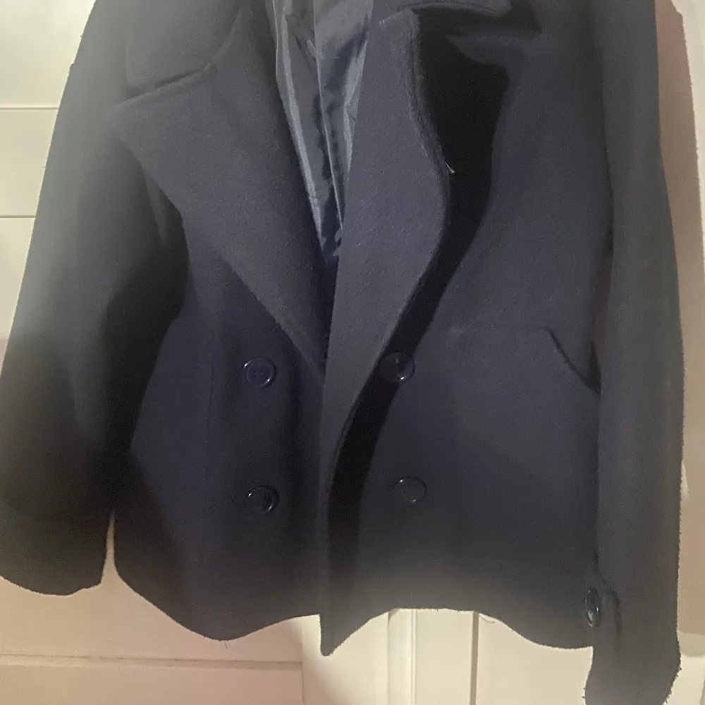 Säljer min mörkblåa kappa från design by si. Endast testat då den inte passade.. Kostymer.