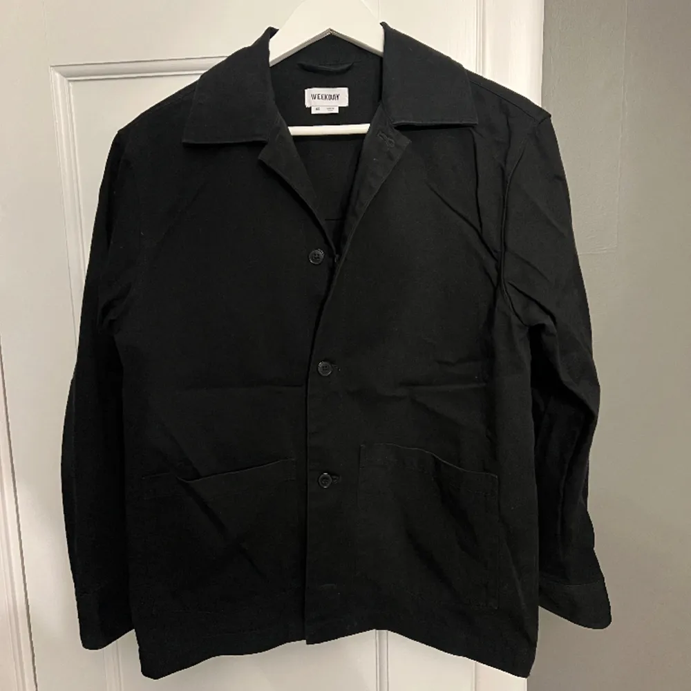 Weekday Overshirt i svart, säljs på grund av att den är för liten!. Skjortor.