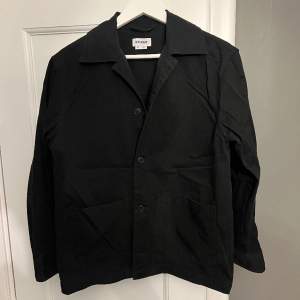 Weekday Overshirt i svart, säljs på grund av att den är för liten!