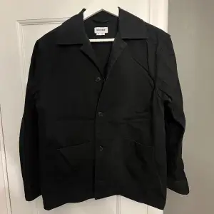 Weekday Overshirt i svart, säljs på grund av att den är för liten!