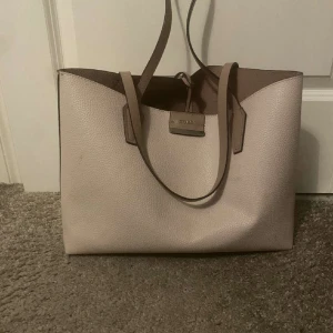 guess väska - Fick denna väska av min mamma men får nu inte användning för den. Det är en vintage guess väska, säljes för 400 men kan gå ner i pris vid snabb affär