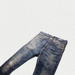 Replay Ripped Jeans  - Tja, säljer dessa Replay Ripped Jeans som är hyfsat svåra att få tag på i denna storleken. Dem är i fint skick, lätt användning. Storlek 29/32, ny pris runt 1800 - mitt pris 549,  kan gå ner i pris om vi fixar en lätt och snabb deal 💯