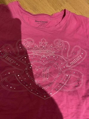 Juicy couture tee - Jätte gullig y2k juice t-shirt med rhinestones, bara använd en gång!! Super skön tröja och parfekt till sommaren eller alla hjärtans dag💗💗💗