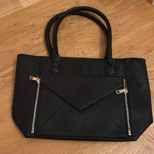 Söt svart väska som köptes second hand. Vet ej märke men köptes för 200 kr. Sällan använd💕 Ungefär 40 cm bred och 20 cm hög