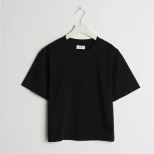 Basic tshirt - Basic tshirt från gina tricot. Aldrig använd. Strl xs men är lite oversized så passar även S.