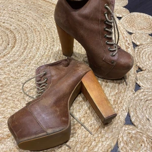 Jeffrey campbell platå boots  - Välanvända men har mer att ge! Behöver nog smörjas in och kommer se finare ut då :)  Nypris på dessa låg runt 2 000kr 