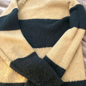 Stickad tröja - säljer denna jätte mysiga tröjan. Den är mycket använd men fortfarande i jätte bra skick, den är i storlek 140 men det är jätte stretchig och skulle passa störts storlekar också. Den är inte så tjock men jätte skön