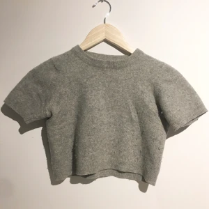 Cropped tröja - Favorit tröja som krympt i tvätten. Köpt secondhand utan lapp. Lite hål och nopprig men går att fixa! 