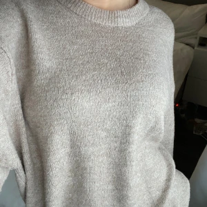 stickad tröja!! - Jättefin stickad tröja, inga defekter och jätte fint skick. Sitter lite oversied på mig som är 162!! Har ingen lapp kavat så vet tyvärr inte vart den är ifån, säljes pga rensar ut garderoben❤️❤️