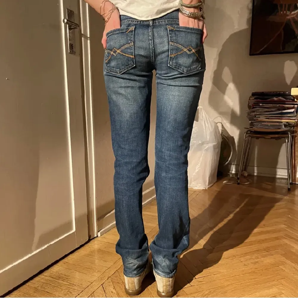 Suuuperfina Armani lågmidjade jeans!!  Bra skick, nästan aldrig använda. Modellen är 163. . Jeans & Byxor.