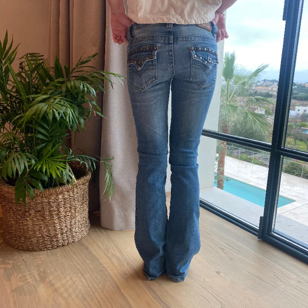 Skit snygga blå jeans! De är köpa secondhand men märket är Bubblegum. Midjemåttet är 66 cm och innerbenslängden är 82 cm💓. Jeans & Byxor.