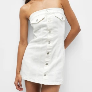 vit klänning  - Vit klänning från pull&bear, köpt för 400 endast testad. Storlek S🤍